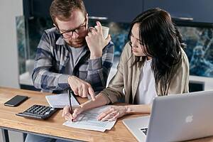 Free couple calculating al their bills stock photo